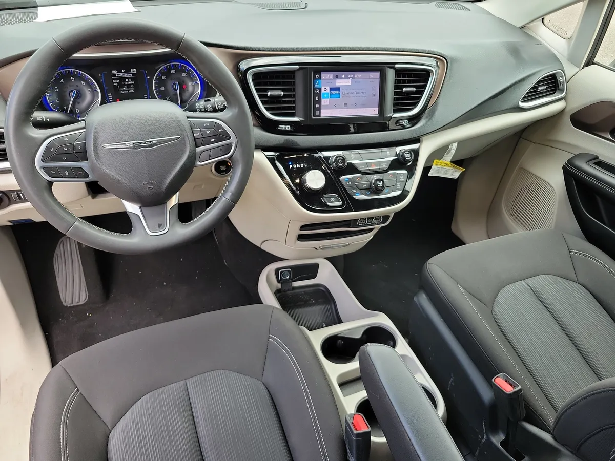 2023 Chrysler Voyager LX thumbnail 15