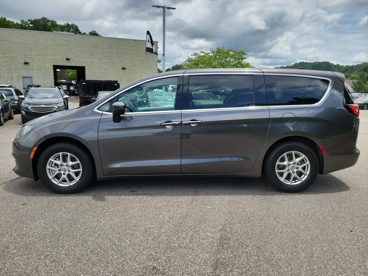 2023 Chrysler Voyager LX thumbnail 2