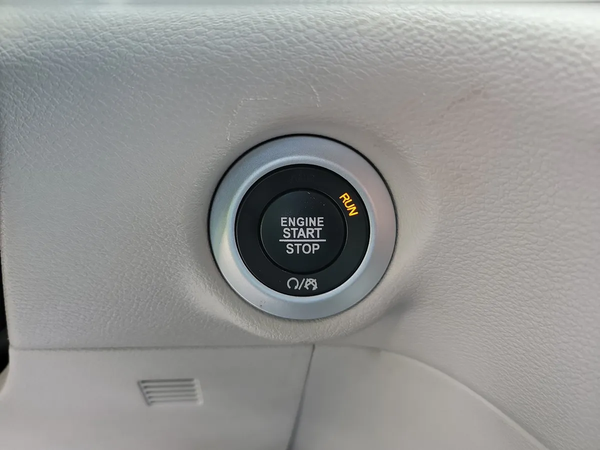 2023 Chrysler Voyager LX thumbnail 21