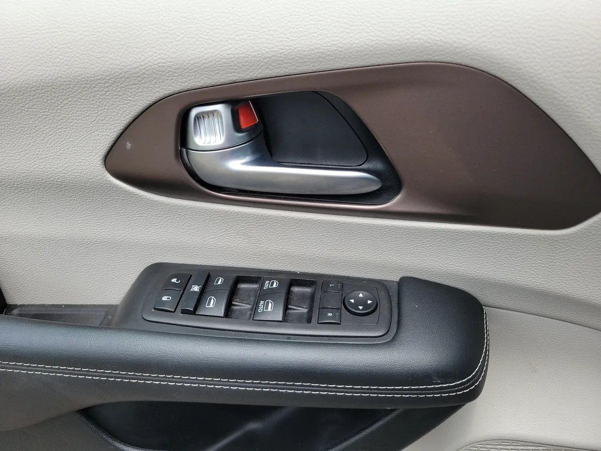 2023 Chrysler Voyager LX thumbnail 26
