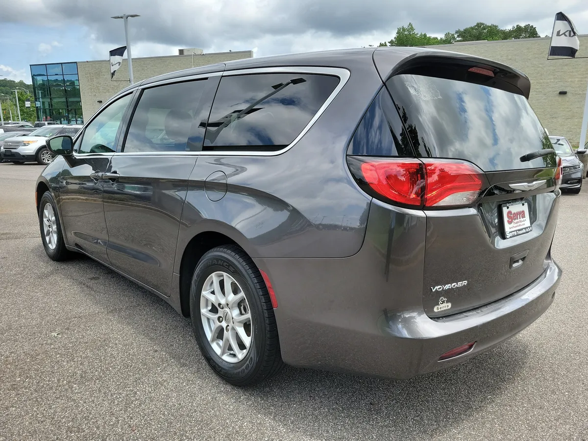 2023 Chrysler Voyager LX thumbnail 3