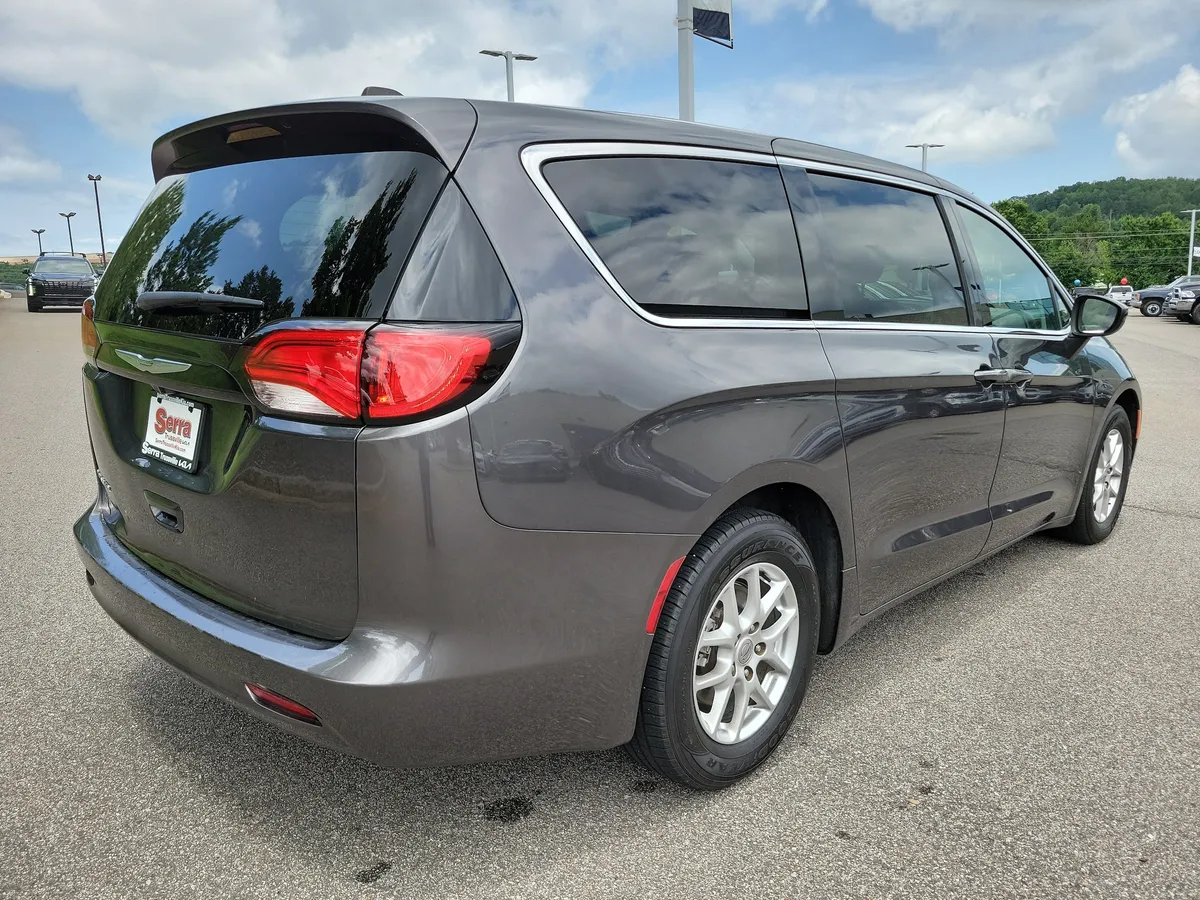 2023 Chrysler Voyager LX thumbnail 4