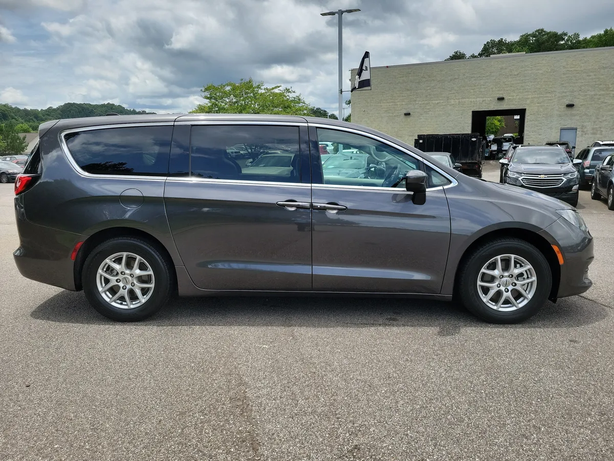 2023 Chrysler Voyager LX thumbnail 5