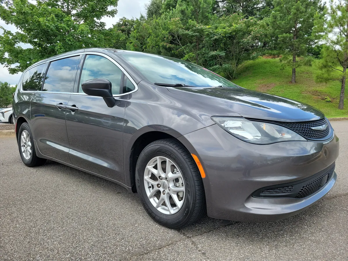 2023 Chrysler Voyager LX thumbnail 6