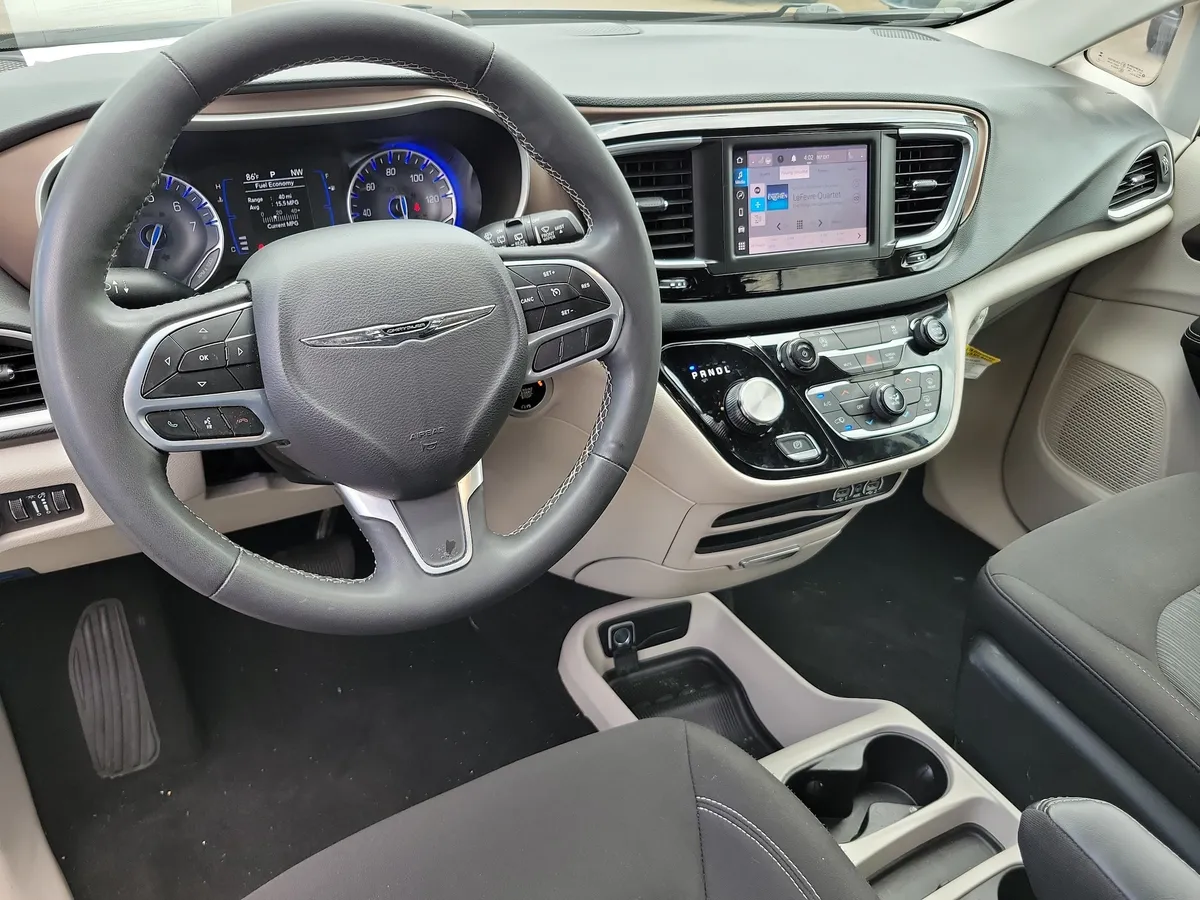 2023 Chrysler Voyager LX thumbnail 8