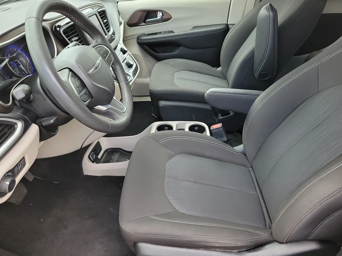 2023 Chrysler Voyager LX thumbnail 9
