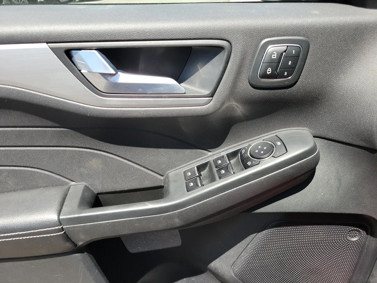 2023 Ford Escape Platinum thumbnail 8