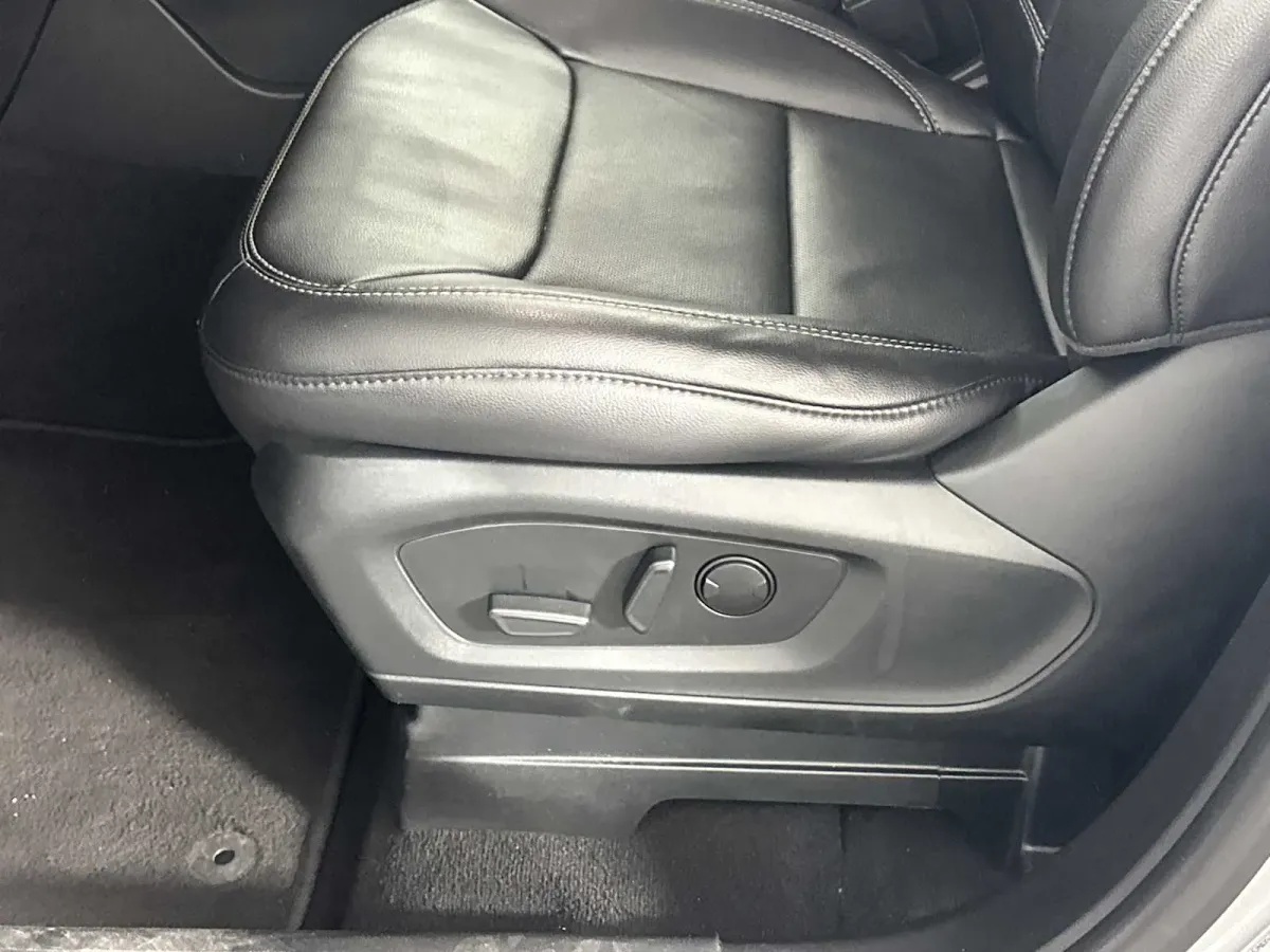 2023 Ford Explorer Limited thumbnail 10