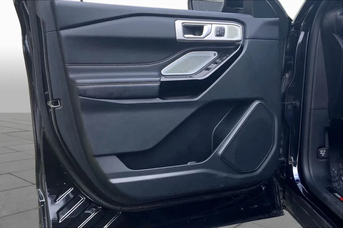 2023 Ford Explorer ST thumbnail 22