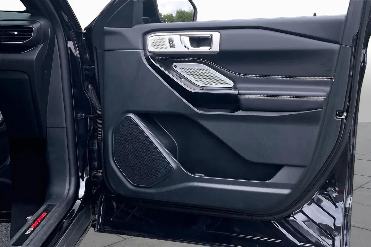 2023 Ford Explorer ST thumbnail 23