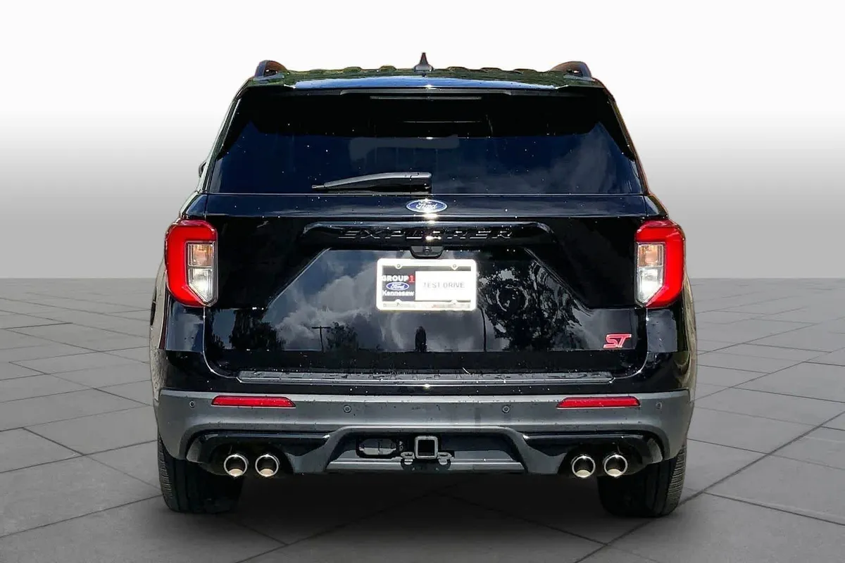 2023 Ford Explorer ST thumbnail 5