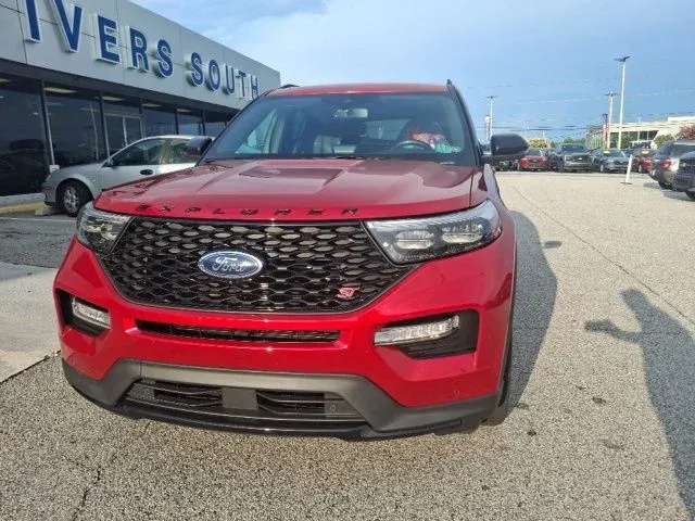 2023 Ford Explorer ST thumbnail 2