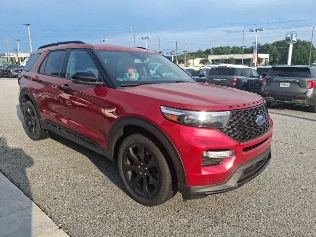 2023 Ford Explorer ST thumbnail 3