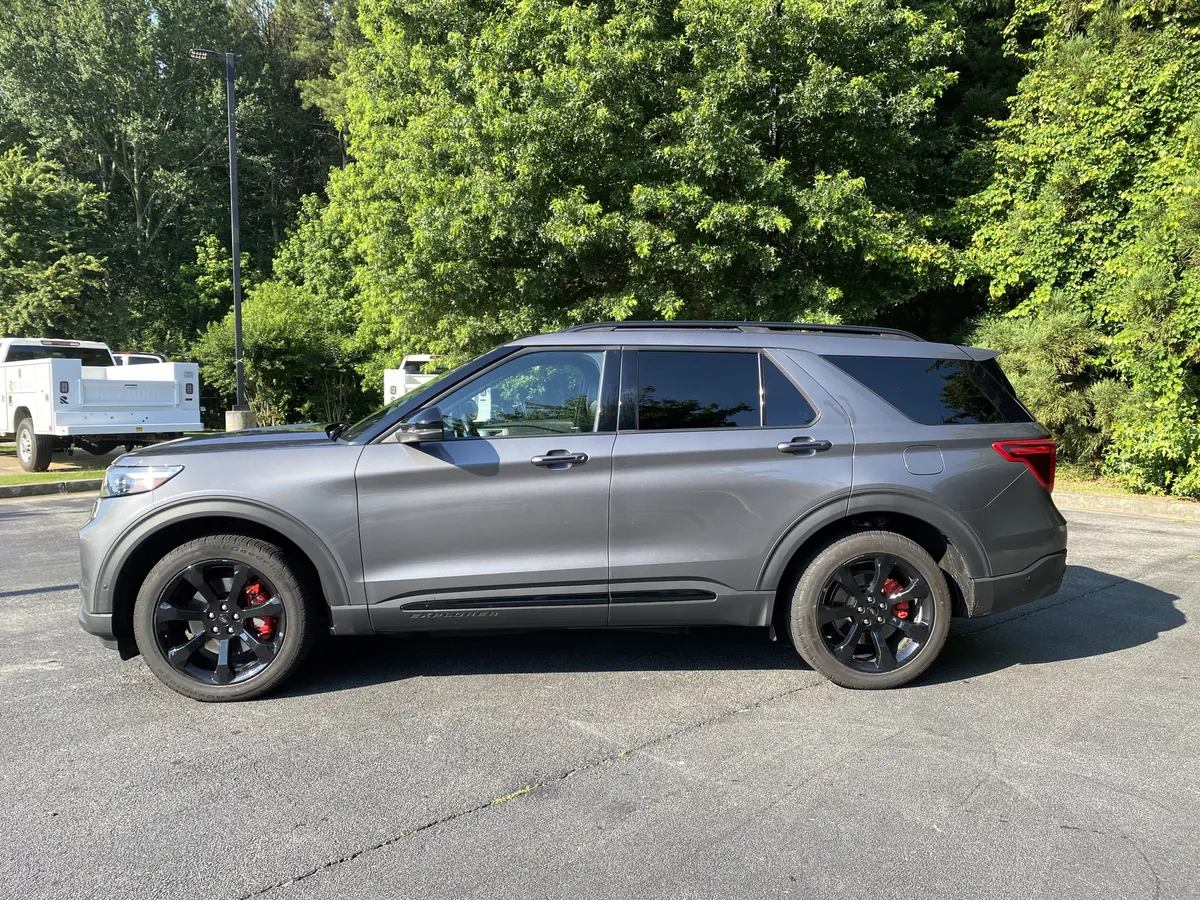 2023 Ford Explorer ST thumbnail 2