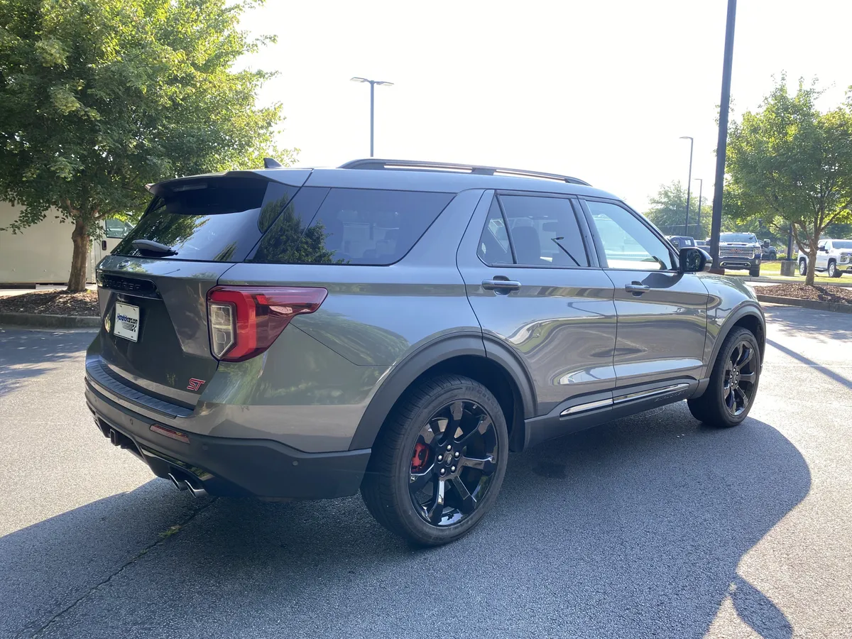 2023 Ford Explorer ST thumbnail 6