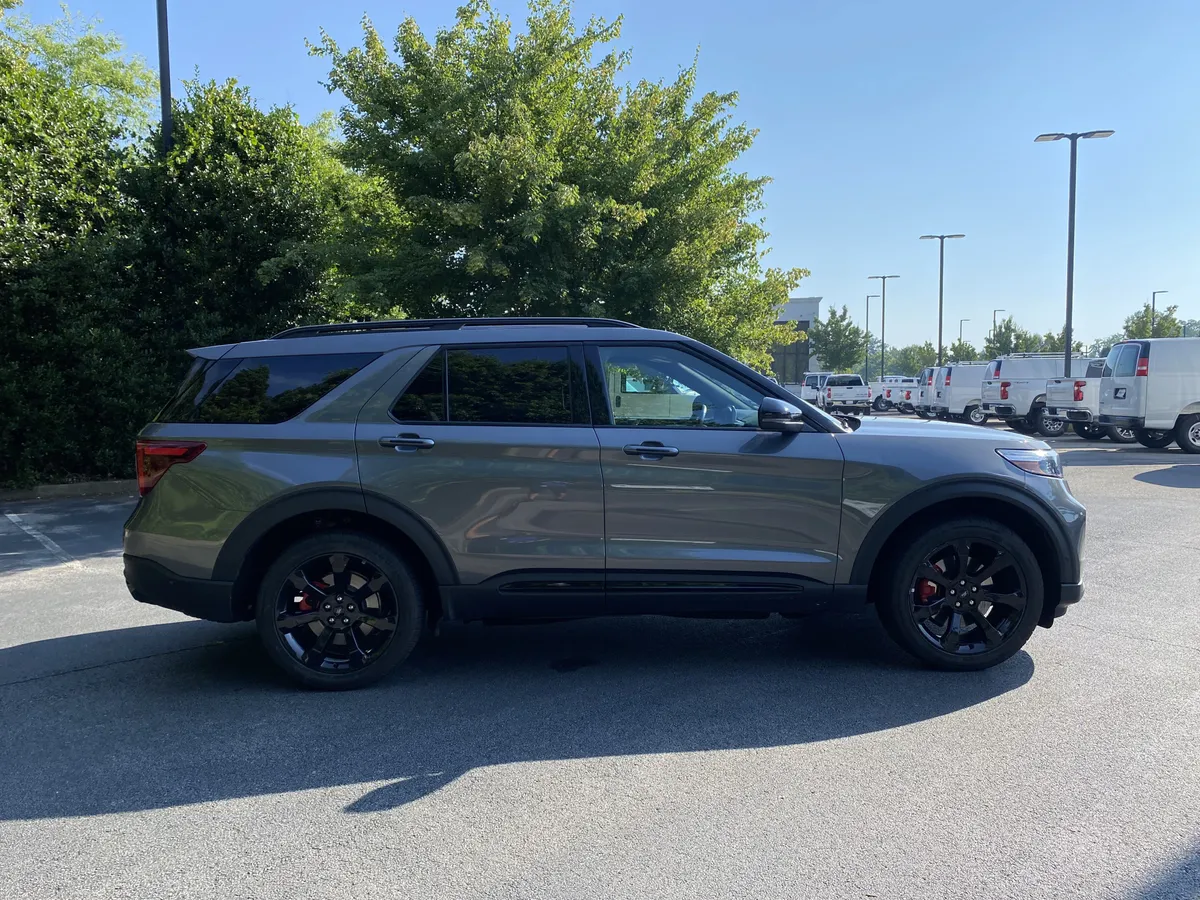 2023 Ford Explorer ST thumbnail 7