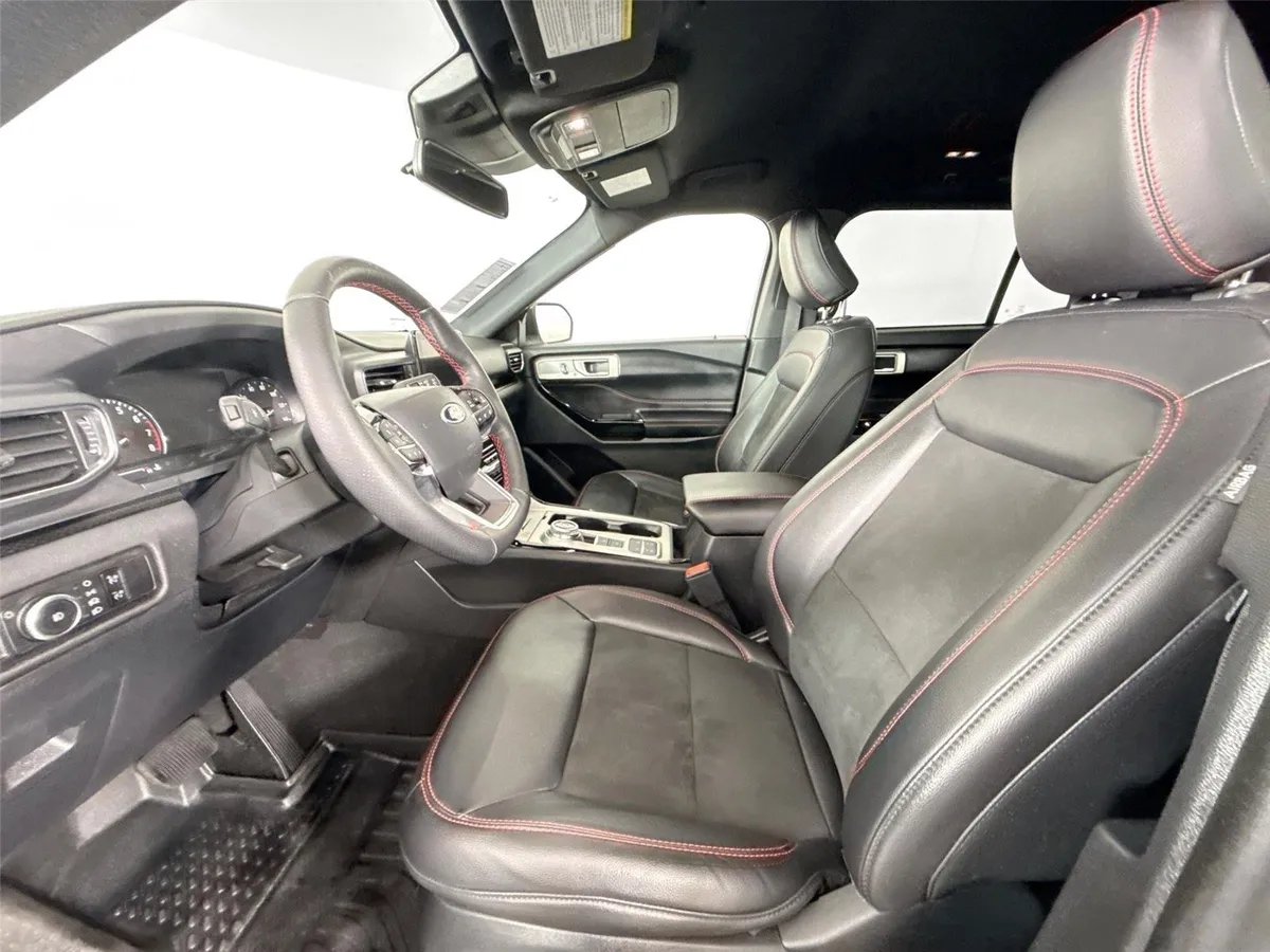 2023 Ford Explorer ST-Line thumbnail 3