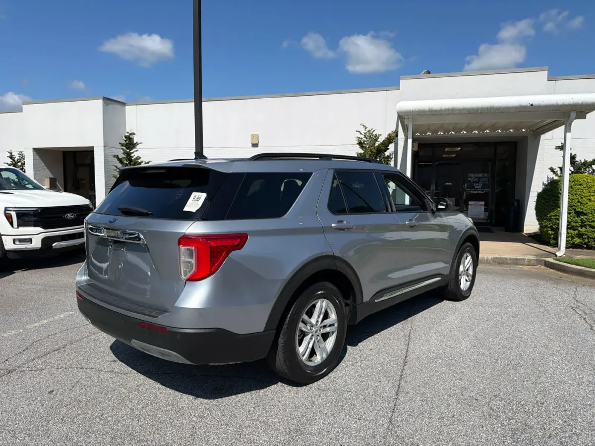 2023 Ford Explorer XLT thumbnail 2