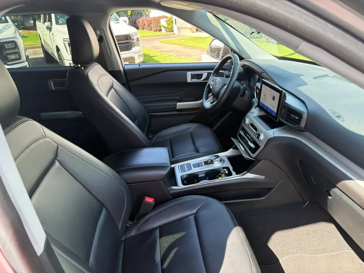 2023 Ford Explorer XLT thumbnail 3