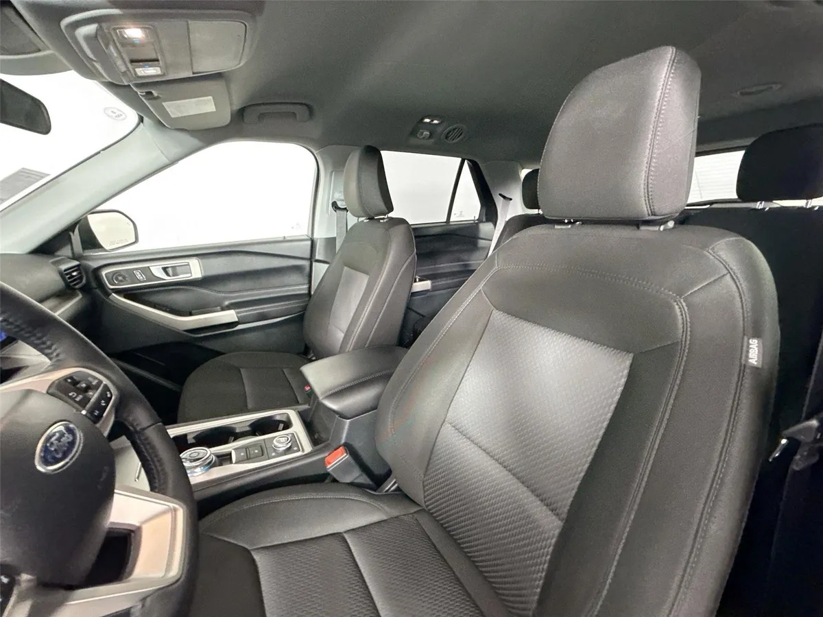2023 Ford Explorer XLT thumbnail 3