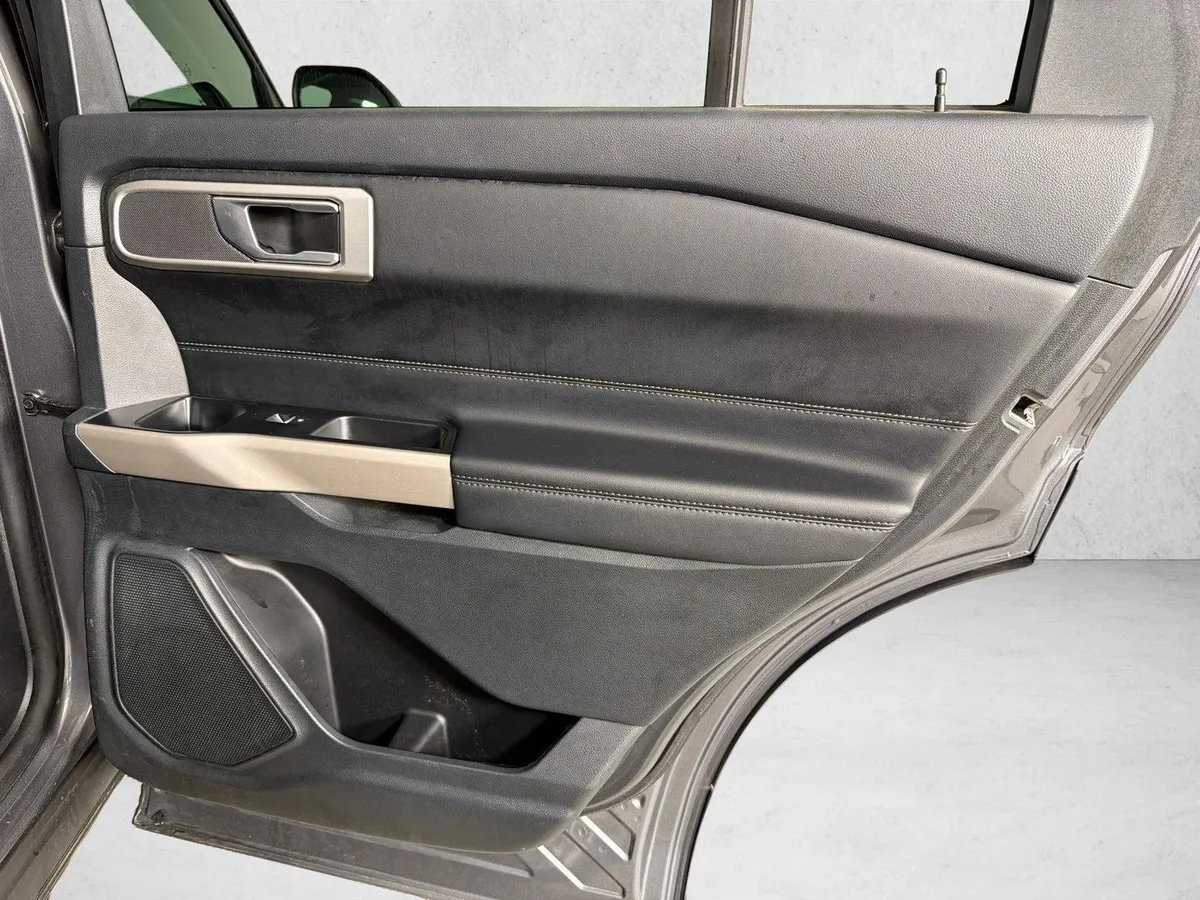 2023 Ford Explorer XLT thumbnail 16