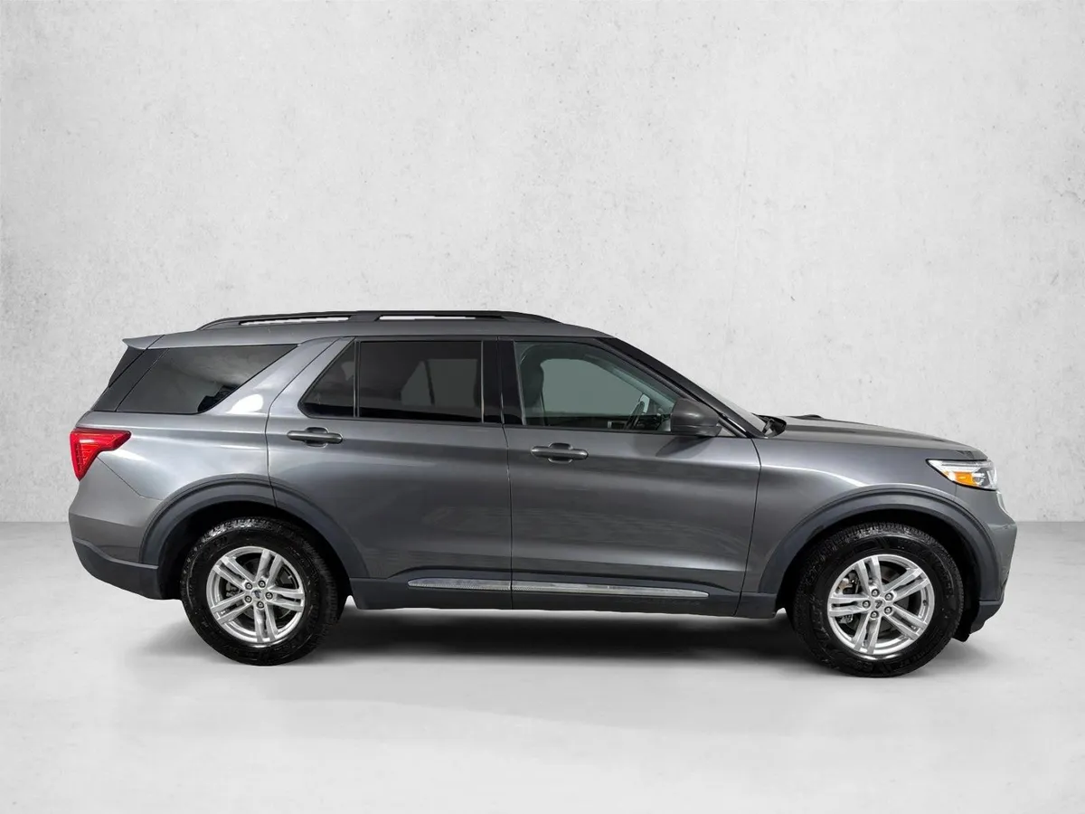 2023 Ford Explorer XLT thumbnail 2