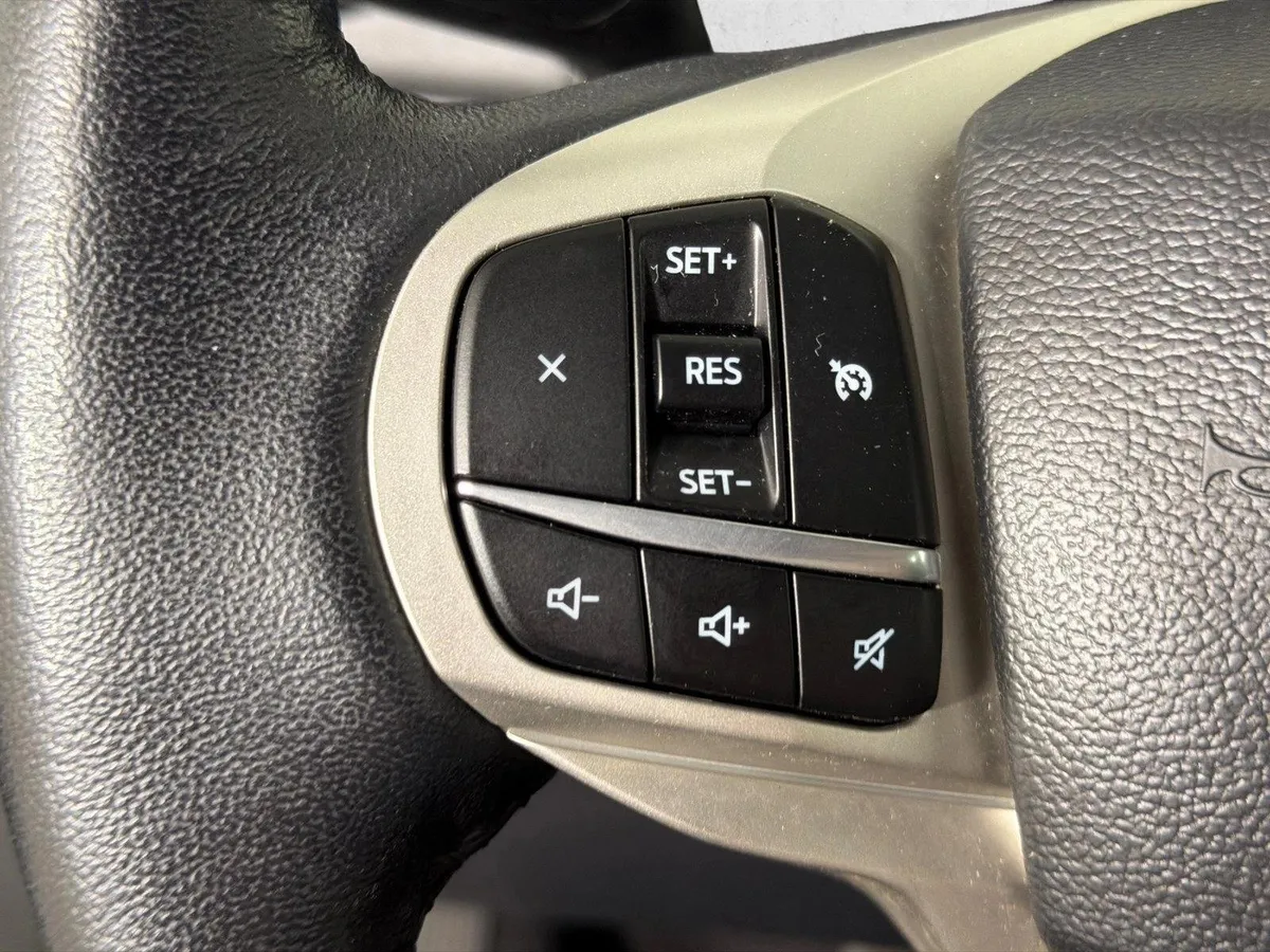 2023 Ford Explorer XLT thumbnail 25