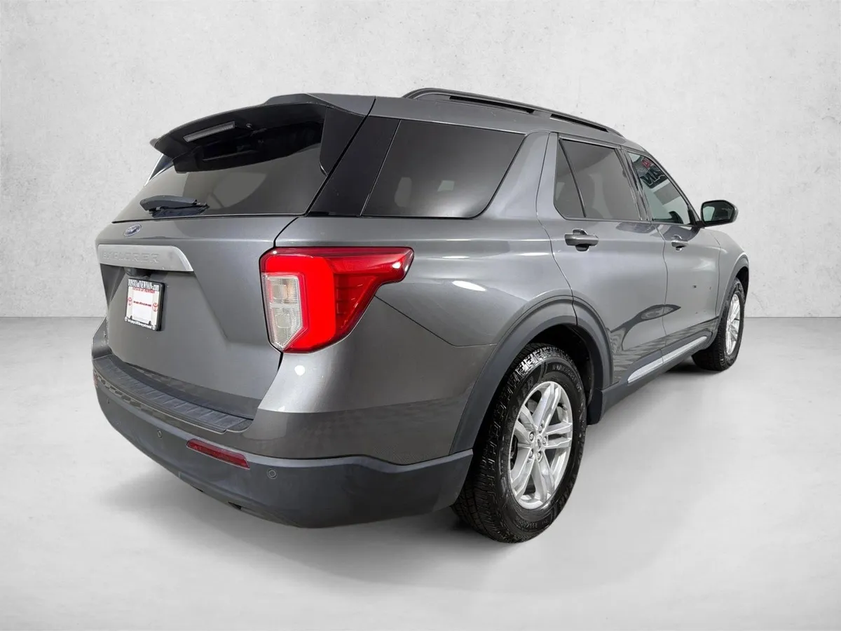 2023 Ford Explorer XLT thumbnail 3