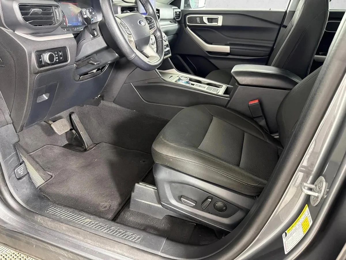 2023 Ford Explorer XLT thumbnail 9