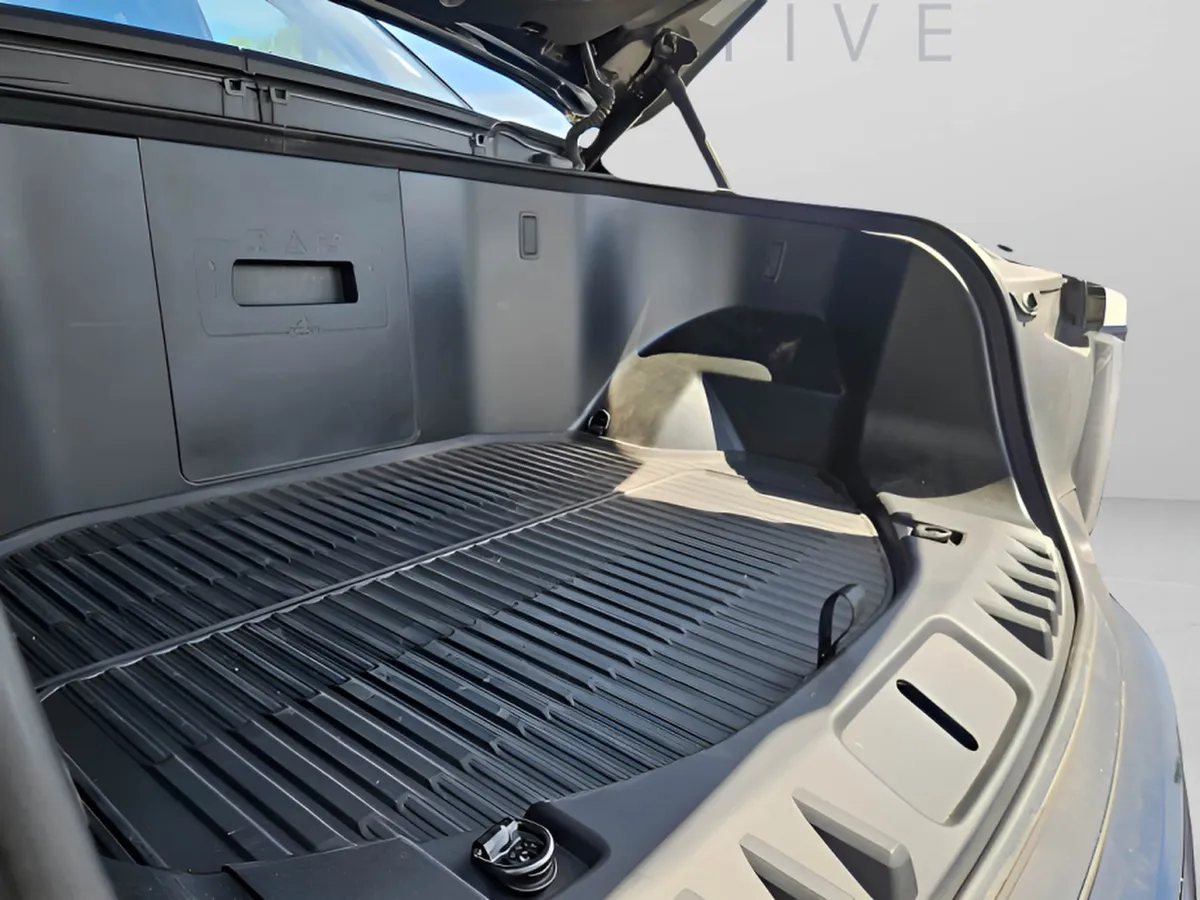 2023 Ford F-150 Lightning LARIAT thumbnail 12