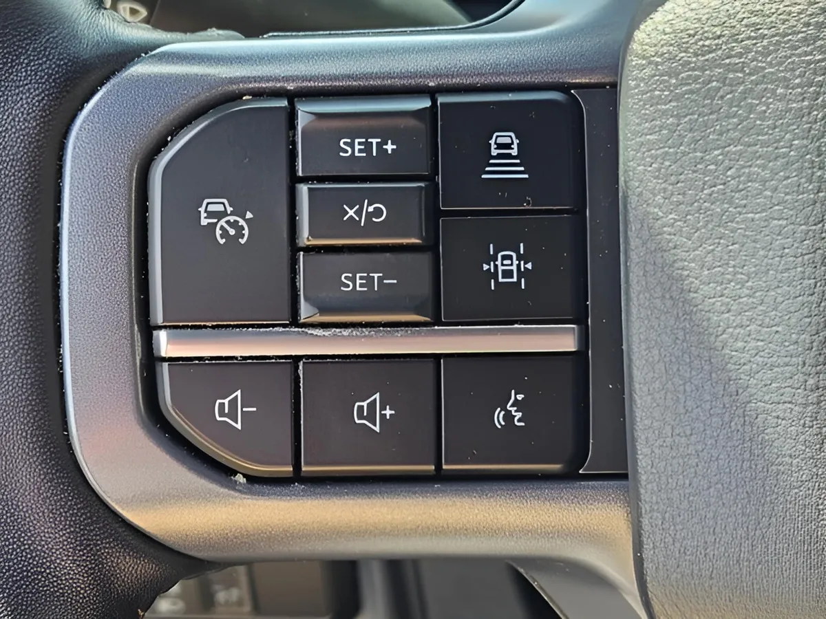 2023 Ford F-150 Lightning LARIAT thumbnail 14