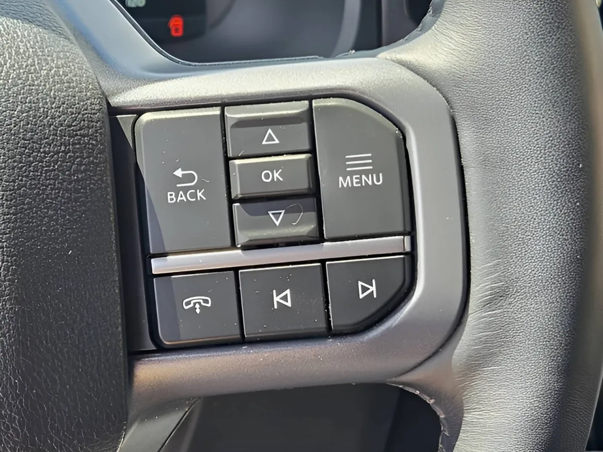 2023 Ford F-150 Lightning LARIAT thumbnail 15