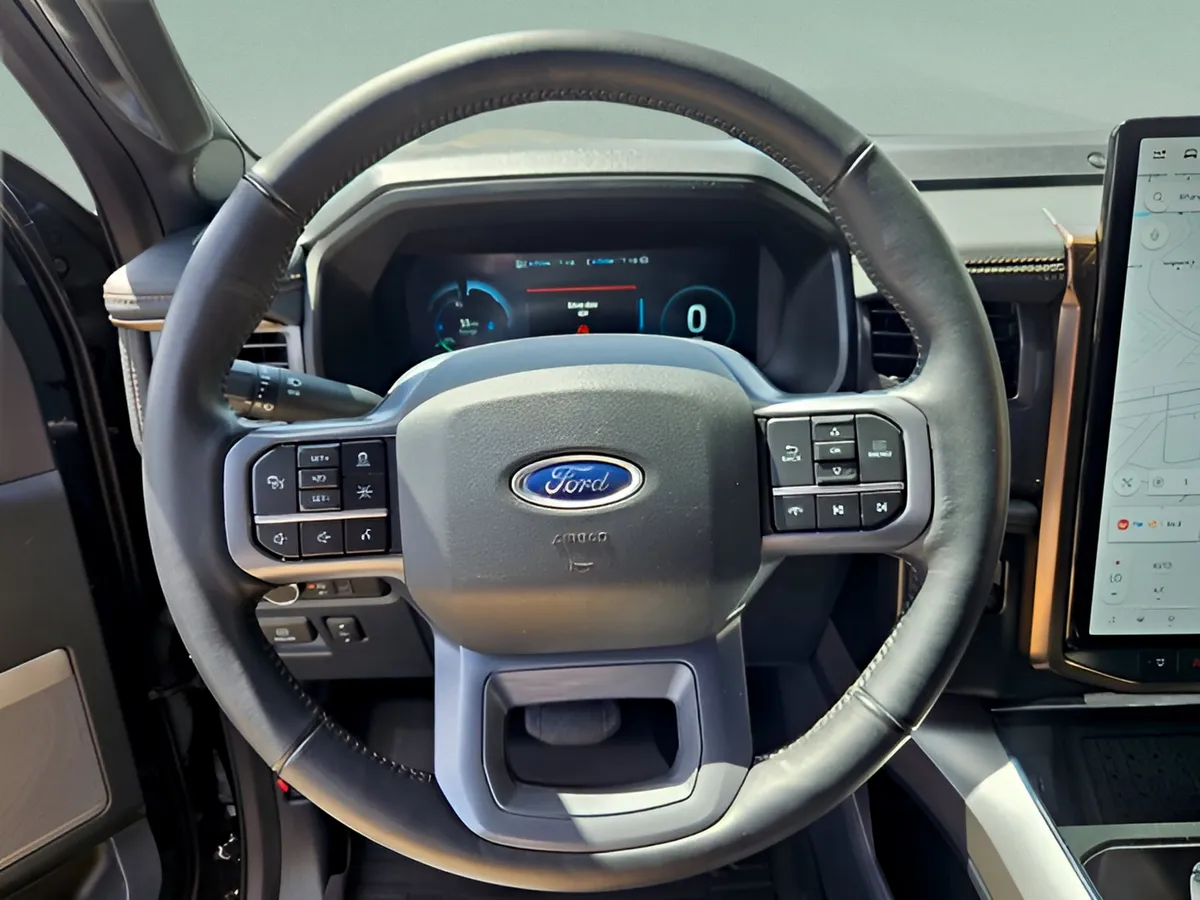 2023 Ford F-150 Lightning LARIAT thumbnail 20