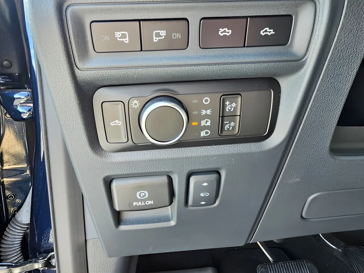 2023 Ford F-150 Lightning LARIAT thumbnail 21