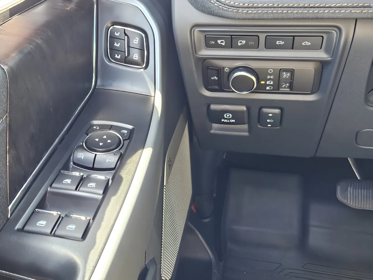 2023 Ford F-150 Lightning LARIAT thumbnail 24