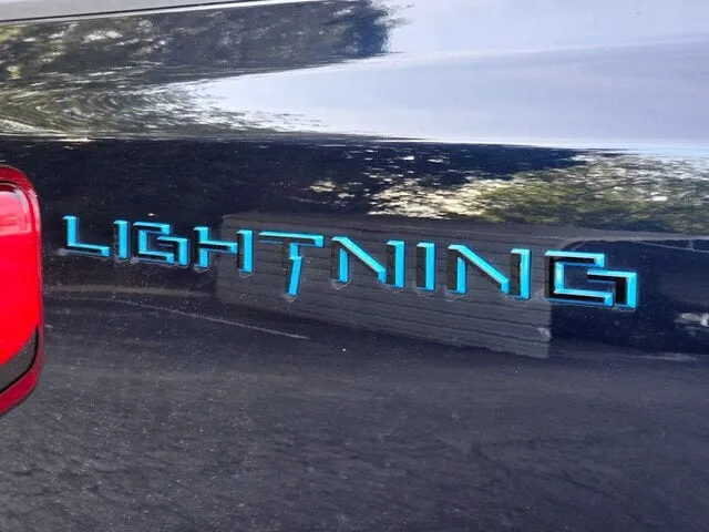 2023 Ford F-150 Lightning LARIAT thumbnail 30