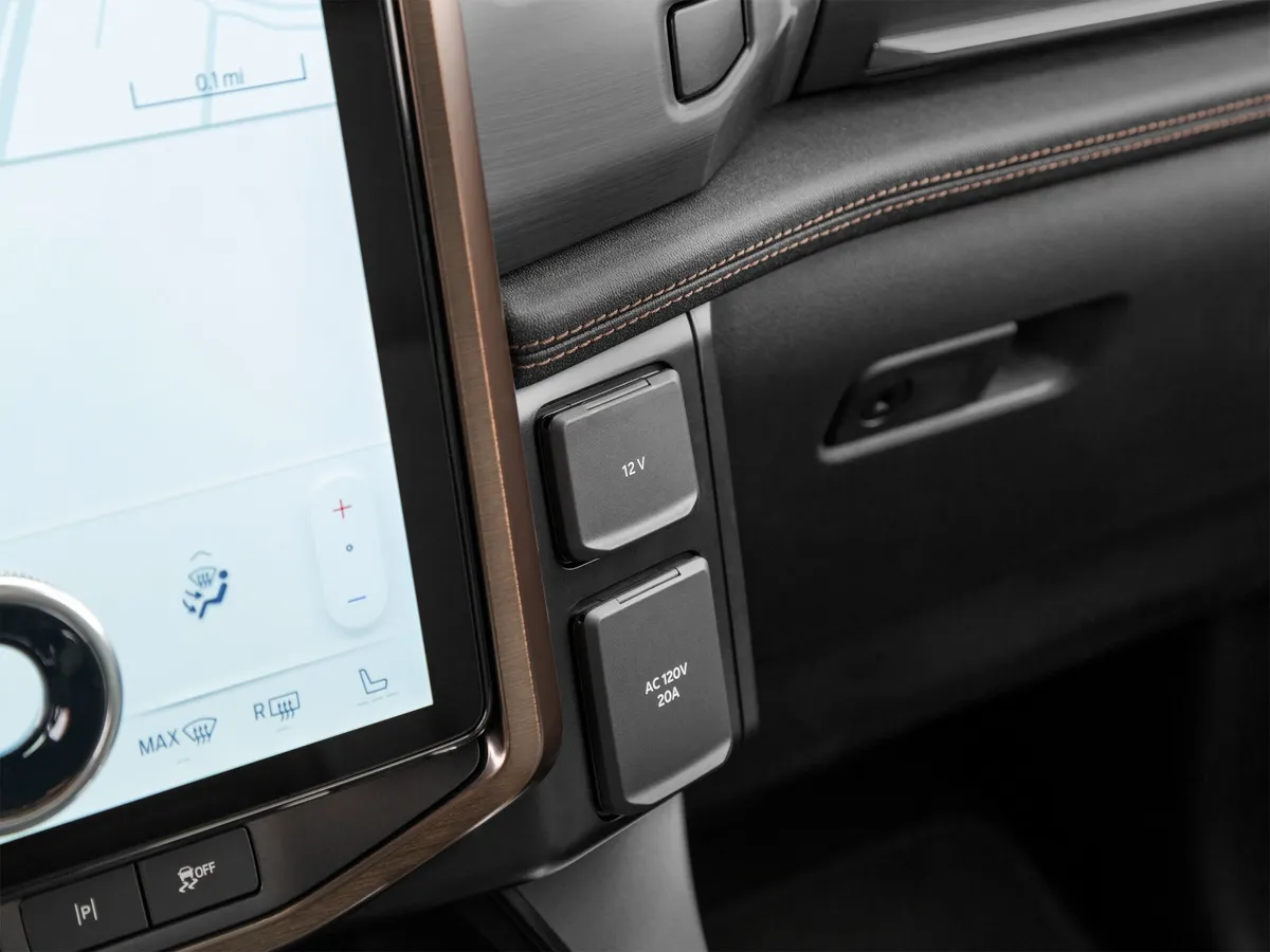 2023 Ford F-150 Lightning LARIAT thumbnail 38