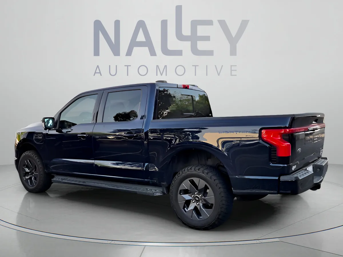 2023 Ford F-150 Lightning LARIAT thumbnail 4