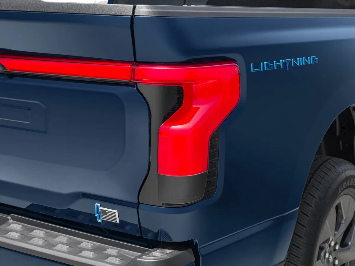 2023 Ford F-150 Lightning LARIAT thumbnail 49