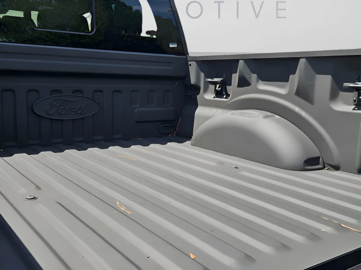 2023 Ford F-150 Lightning LARIAT thumbnail 9