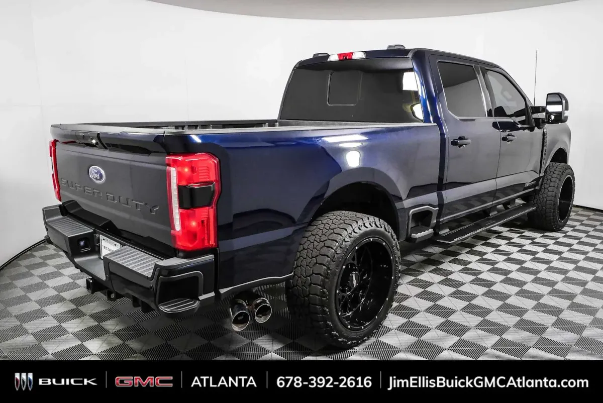 2023 Ford Super Duty F-250 Pickup LARIAT thumbnail 3