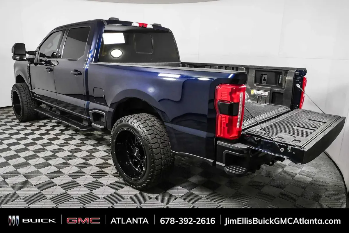 2023 Ford Super Duty F-250 Pickup LARIAT thumbnail 32