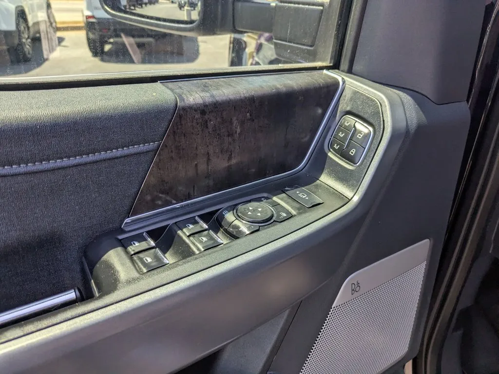 2023 Ford Super Duty F-250 SRW LARIAT thumbnail 12