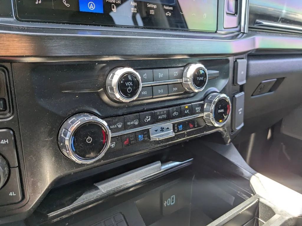 2023 Ford Super Duty F-250 SRW LARIAT thumbnail 19