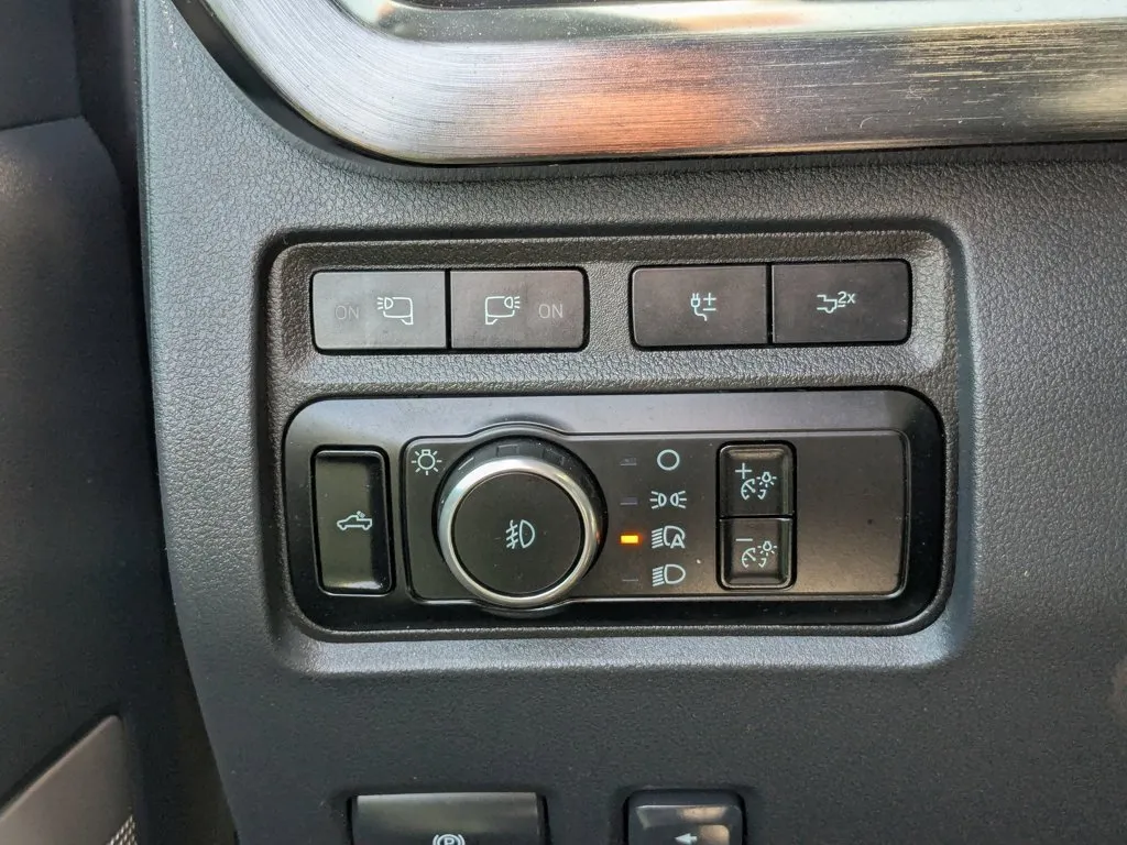 2023 Ford Super Duty F-250 SRW LARIAT thumbnail 21