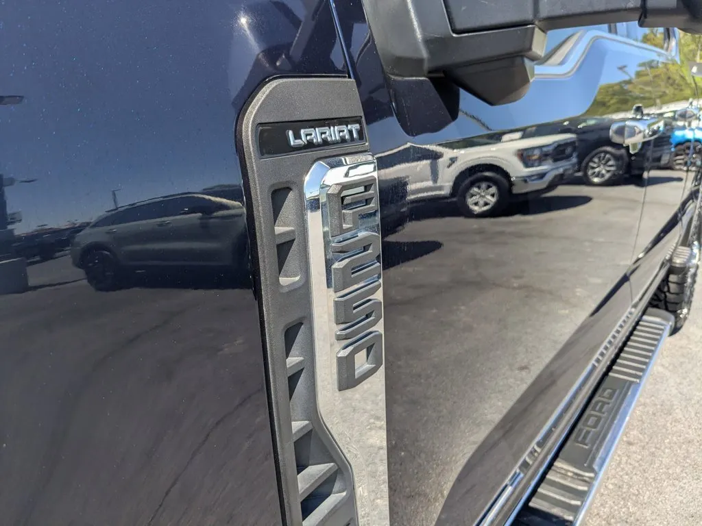 2023 Ford Super Duty F-250 SRW LARIAT thumbnail 31