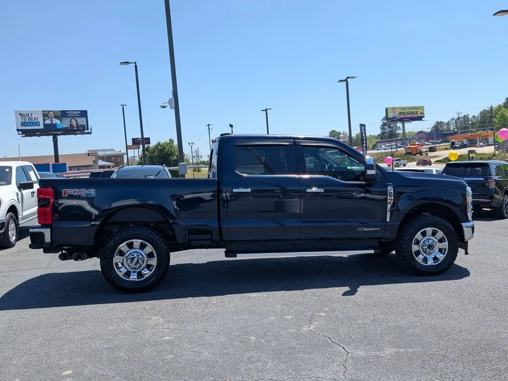 2023 Ford Super Duty F-250 SRW LARIAT thumbnail 4
