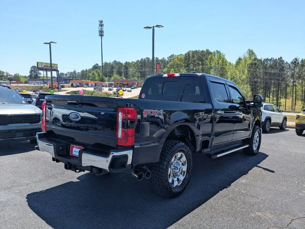 2023 Ford Super Duty F-250 SRW LARIAT thumbnail 5