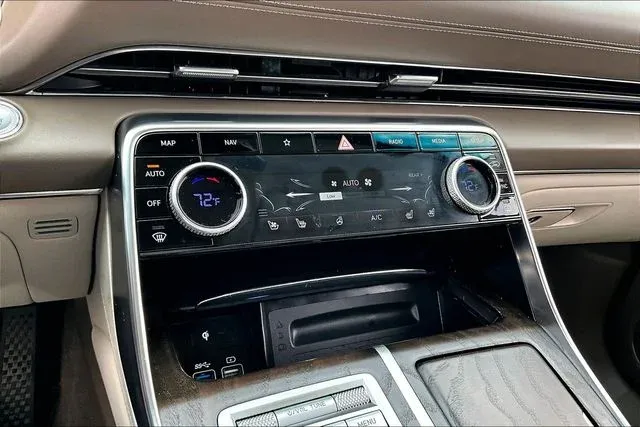 2023 Genesis GV80 2.5T thumbnail 23
