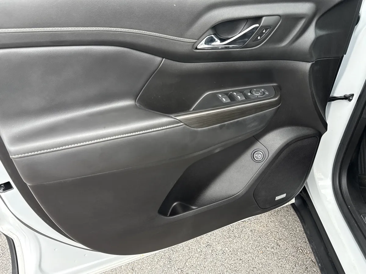 2023 GMC Acadia SLT thumbnail 15